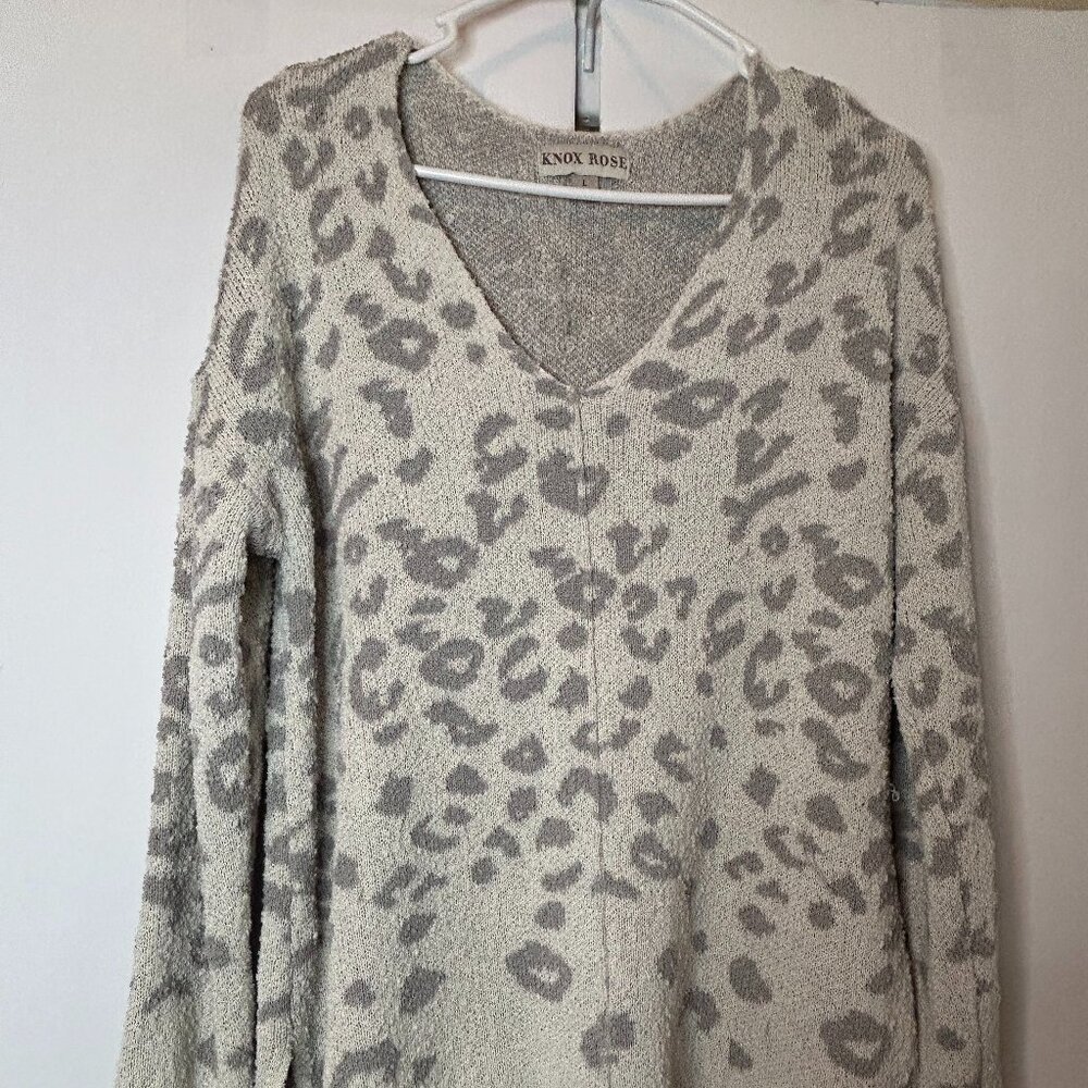 Knox Rose‎ Oatmeal Gray Leopard Print Knit pullover. Vneck. Size Large. EUC.